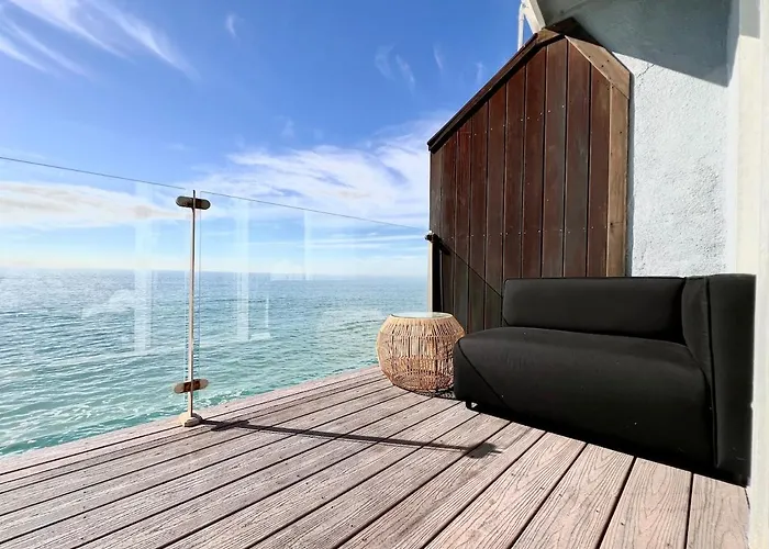 Malibu Waterfront Gallery With Private Beach Access