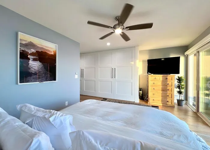 Malibu Waterfront Gallery With Private Beach Access