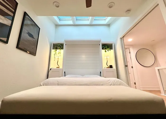 Malibu Waterfront Gallery With Private Beach Access